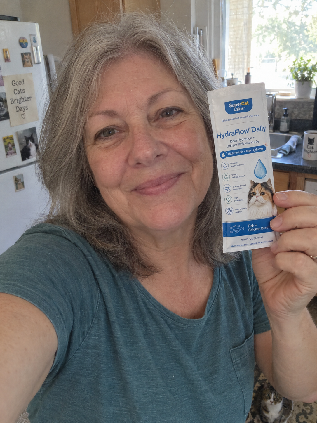 Person holding a HydraFlow Daily sachet